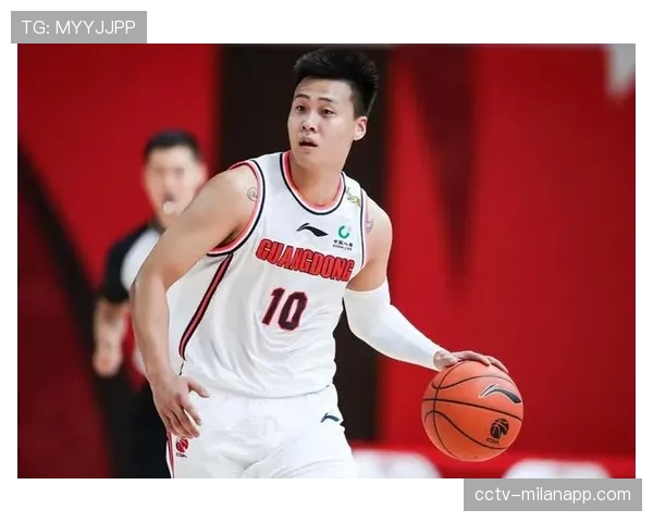 暖心花絮：客场作战的赵睿为上前索要签名的小球迷签名合影